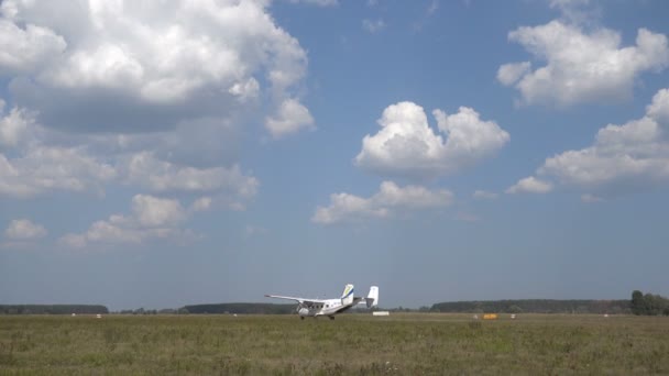 El avión va por el aeródromo — Vídeos de Stock