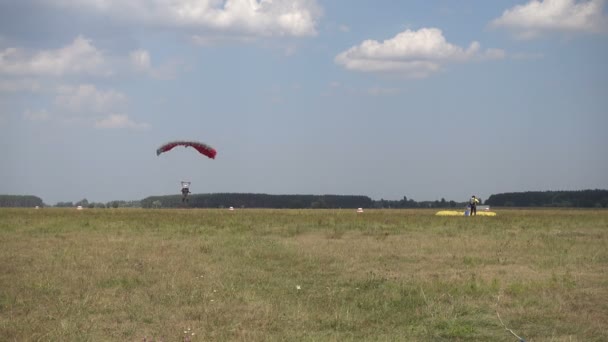 Fallskjermjegeren faller på slagmarken – stockvideo