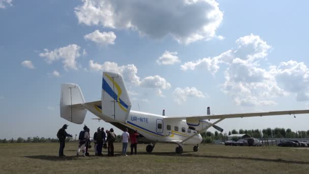 Kiev Ucrânia Agosto 2018 Paraquedistas Aeródromo Perto Avião Antes Salto — Vídeo de Stock