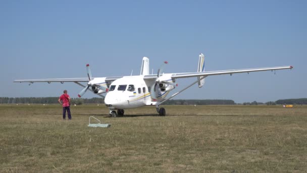 O técnico avalia visualmente o desempenho dos motores da aeronave antes da decolagem — Vídeo de Stock