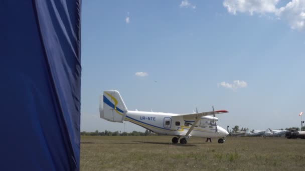 Avión Ligero Pasajeros Llevando Paracaidistas Taxi Pista Avión Primero Para — Vídeo de stock