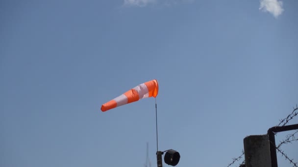 Misuratore di vento a cono in aeroporto — Video Stock