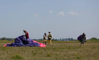 Açılış iletişim sonra Havaalanı paraşütçüler