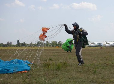 Kiev. Ukrayna. 26 Ağustos 2018. Sadece indi bir paraşütçü ve Havaalanı paraşüt satırları tutarak. Yaz günü