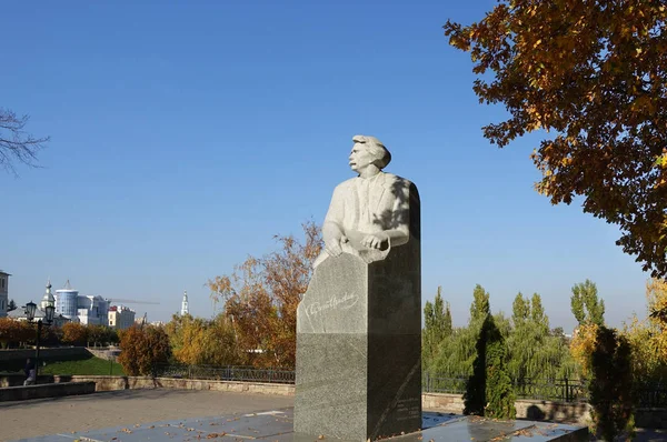 Памятник писателю С.Н. Сергеев-Ценский на Тамбовской набережной . — стоковое фото