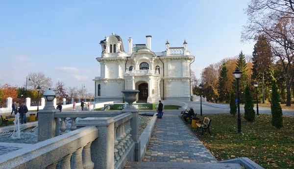 Aseev House Museum en Park in Tambov, gelegen aan de waterkant. — Stockfoto