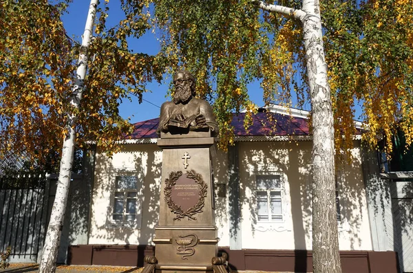 Monument à Mgr Luka Voyno-Yasenetsky à Tambov — Photo