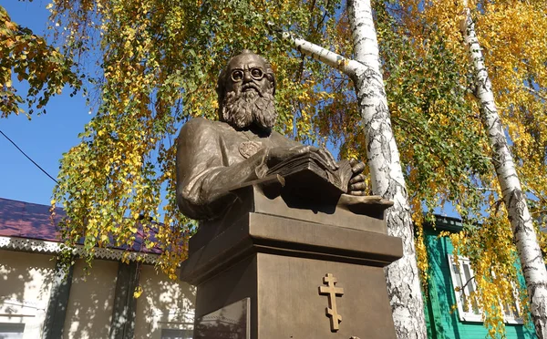 Denkmal für den Professor der Medizin Erzbischof luka wojno-jasenezki — Stockfoto