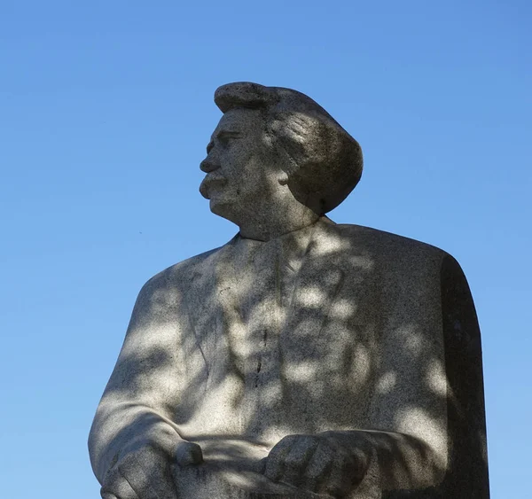 Monumento al escritor Sergeyev-Tsensky. primer plano —  Fotos de Stock