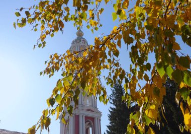 Çan Kulesi, Kazan Manastırı Sarı huş ağacı yaprakları arkasından gördüm bir arka plan üzerinde. Tambov