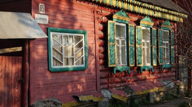 Tambov eski kırmızı ahşap evde