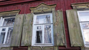 Kepenkli windows eski Rus evi.