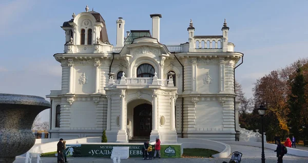 Асєєв будинку 19 століття боковим видом на фасаді — стокове фото