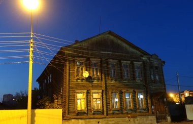 İki katlı ahşap ev. Tambov şehri eski bina