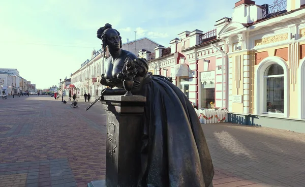 Wandelstraat in Tambov. Monument voor Tambov penningmeester Avdotya Nikolajevna, — Stockfoto