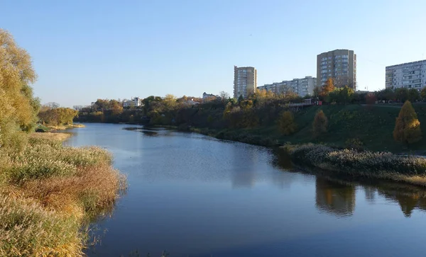 La rivière Tsna à Tambov et les bâtiments sur le remblai ... — Photo