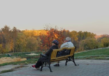 Yaşlı insanların bir parkta bir bankta dinlenme