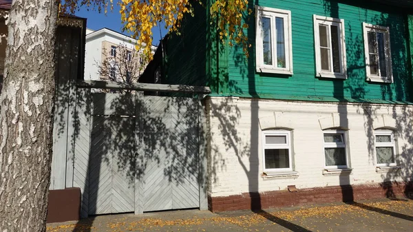 Old two-storey house and gate in Tambov, autumn — Stock Photo, Image