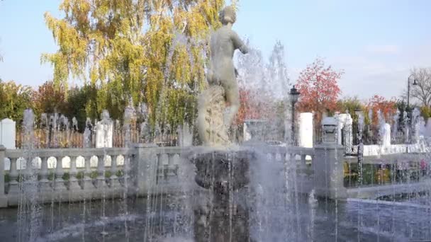 Jesienny dzień w kompleksie parku Asiejew Manor w mieście Tambow. — Wideo stockowe