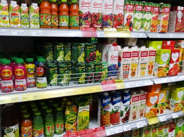 Paket üzerinde bir süpermarket raflarında suları