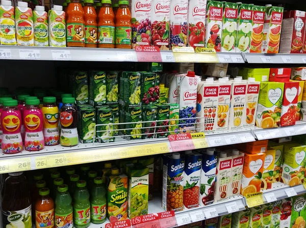 Paket üzerinde bir süpermarket raflarında suları