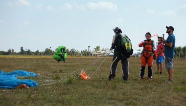 Kiev. Ukrayna. Ağustos 26, 2018young paraşütçüler iniş sonra sahada