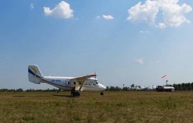 Bir 28 duran bir uçak ile Havaalanı