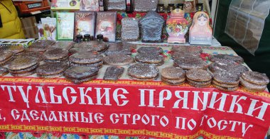 Tambov, Rusya Federasyonu, 10-23-2018: büyük Hediyelik eşya Tula gingerbread tezgahın üstüne yalan. İngilizce çeviri gingerbread kitabe: Tula gingerbread, kesinlikle Gost devlet standardına, Tula tatlım, Tula, hediye göre yapılan tatlı hediye, Tula, T