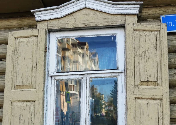 古い家の窓 空と建物のガラスに映った — ストック写真