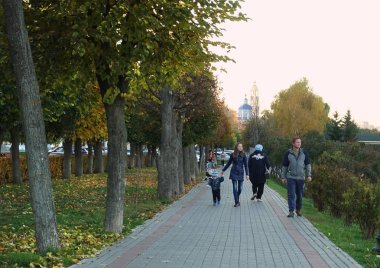 Tambov. Rusya. Tambov, Rusya'nın şehirdeki Tsna Nehri boyunca sonbaharda 23 Ekim 2018 yürüyüş insanlar.