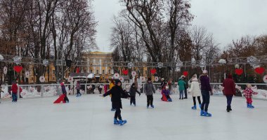Kiev Shevchenko Park'taki kış buz pateni pisti. Çocuklar paten buz üstünde Noel