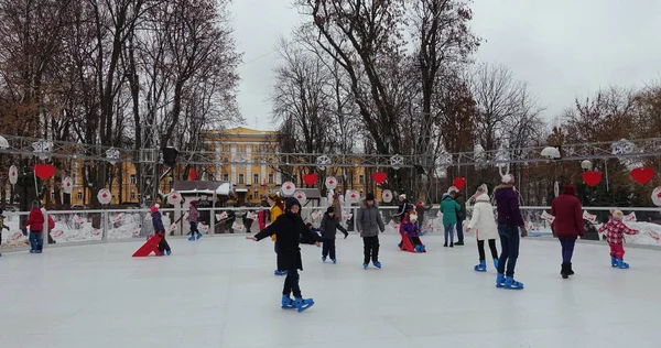 Kiev Shevchenko Park'taki kış buz pateni pisti. Çocuklar paten buz üstünde Noel