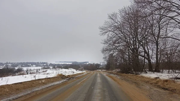 Paisaje con una carretera en un día de invierno — Foto de Stock