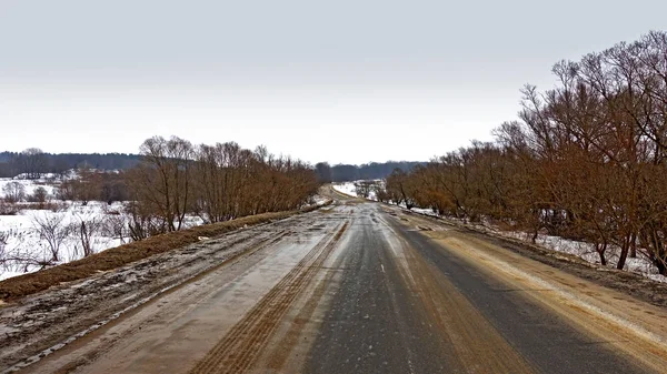 El aguanieve en el camino de campo en invierno — Foto de Stock
