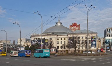 Güneşli bir günde Kiev Ukrayna 'da Circus bina