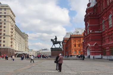 Moskova'daki Manezhnaya Meydanı. Mareşal Zhukov Anıtı, Tarih Müzesi binası