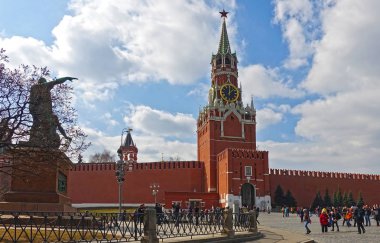 Moskova'daki Kızıl Meydan'da. Kremlin'in Spasskaya Kulesi manzarası