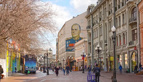Arbat straat in Moskou. Muur portret van maarschalk Zhukov op het oude gebouw — Stockfoto