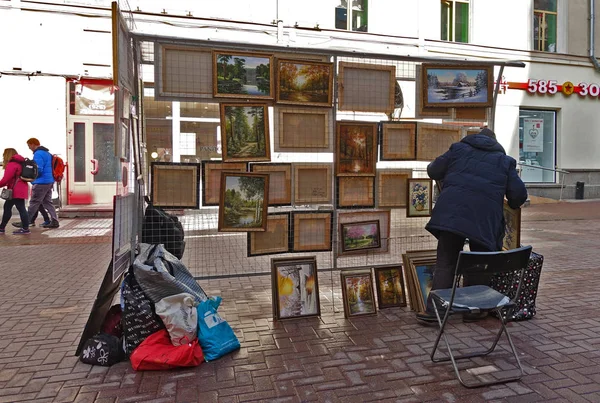 The seller of painting on the Arbat — Stock Photo, Image