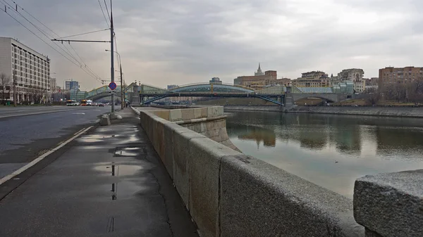 Вид с Бережковской набережной в Москве — стоковое фото