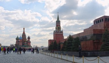 Moskova Kremlin, Spasskaya Kulesi, Kızıl Meydan'daki Aziz Basiller Katedrali