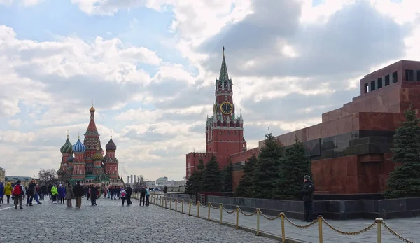 Moscow Kremlin, Spasskaya Tower, St. Basils Cathedral on Red Square — Stock Photo, Image