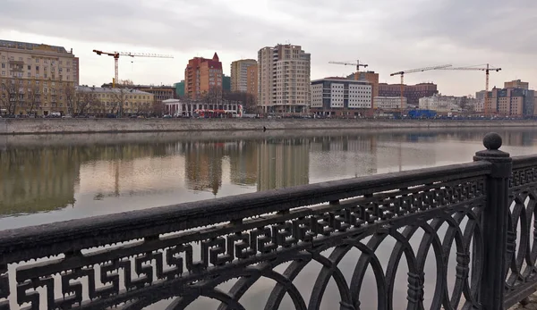 Вид на Саввинскую набережную Москвы — стоковое фото