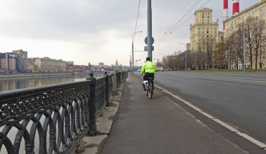 Moskova Nehri'nin dolgu üzerinde Bisikletçi