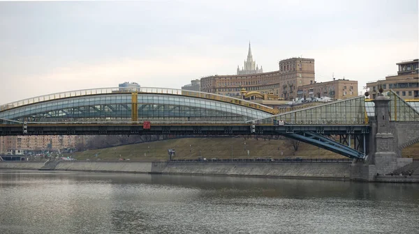 Ponte di Bogdan Khmelnitsky e il fiume Mosca di mattina — Foto Stock