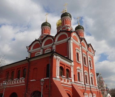 Tanrı'nın Annesi Simgesi adına Katedral'in cephesi. Moskova Rusya'da Varvarka bir işaret