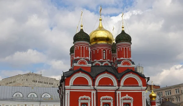 莫斯科瓦尔瓦卡大街上以上帝之母的名义命名的大教堂圆顶 — 图库照片