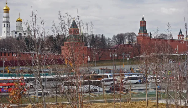 Autobuses turísticos cerca del Kremlin de Moscú — Foto de Stock
