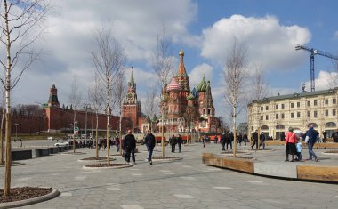 İlkbaharda Moskova'daki Vasilyevsky Meydanı'nda. Kremlin ve Aziz Basil Katedrali manzarası