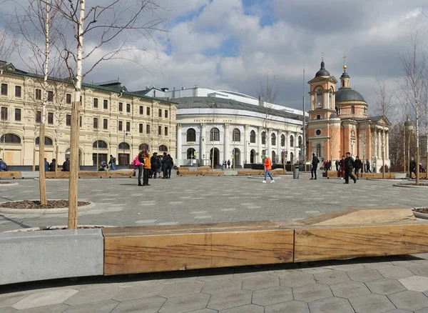 Moskova, Rusya. İlkbaharda Zaryadye Parkı, Avlu ve St. Barbara Kilisesi manzarası.